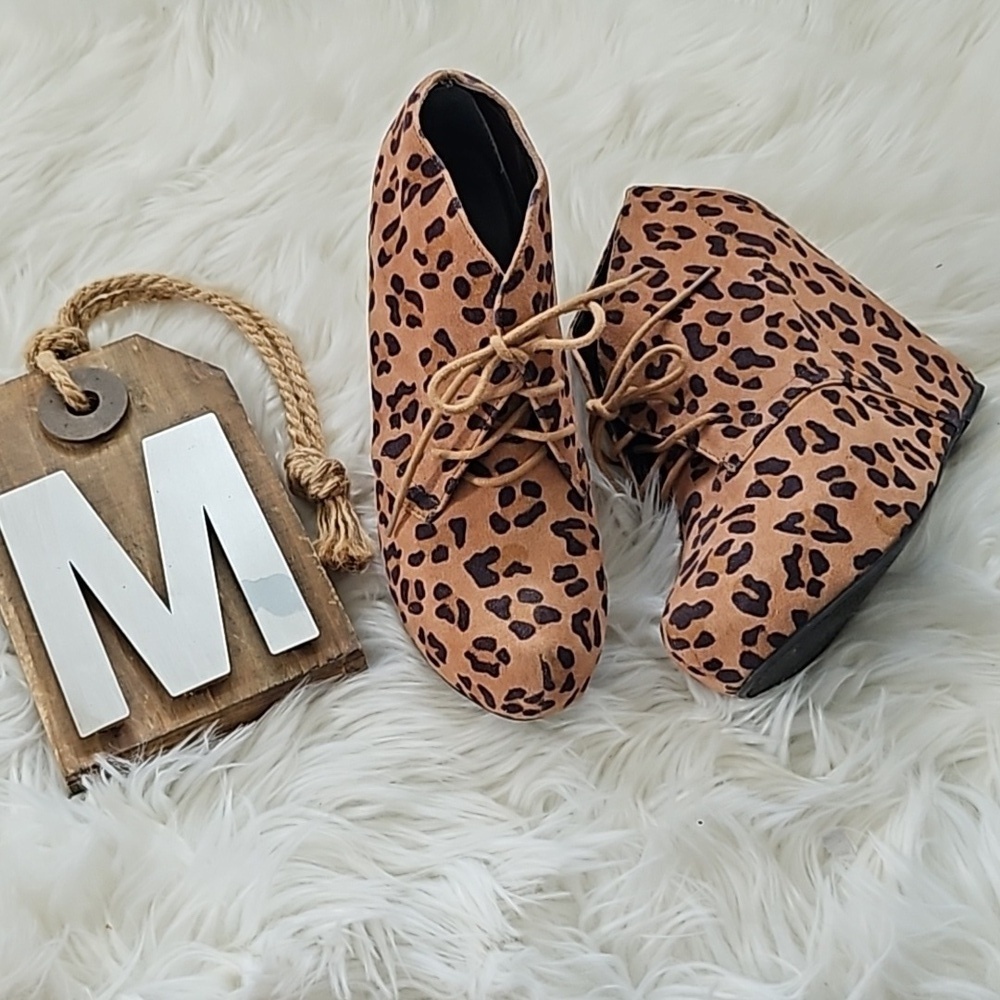 *PRICE DROP*
Soda Tan and Black Lace Up Leopard Print Wedges